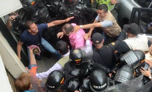 Abucheos durante la campaña de Timochenko (líder del partido de las Farc) /Fuente: voces.com.co