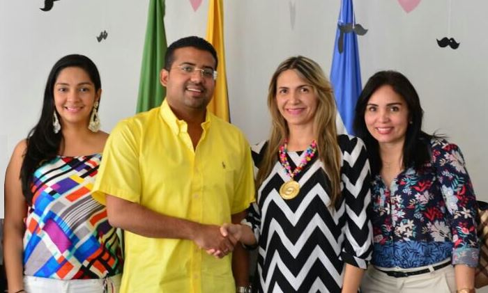 En el centro: el alcalde de Valledupar Augusto Ramírez Uhía y Adela Becerra Daza 