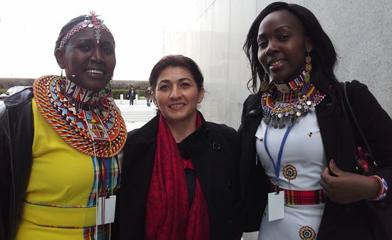 Beatriz Ramírez (en el centro) junto con dos representantes de mujeres 