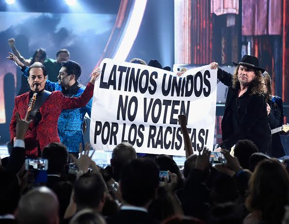 El grupo Maná rechaza el racismo en uno de sus conciertos 