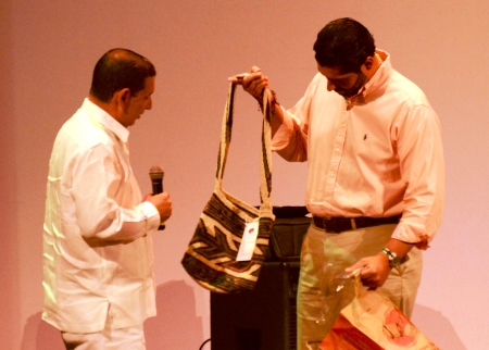 El alcalde de Cartagena Dionisio Vélez recibe una mochila / Foto: Adamis Guerra