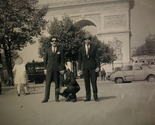Julio 1968. 'Grupo vallenato de Colombia' en el Arco del triunfo en París. Pedro Garcia Díaz, Nazario "Nacho"Zabaraín y Ricardo Cárdenas