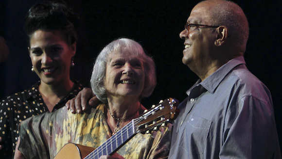 Haydeé Milanés (izqda) , Marta Valdés (centro) y Pablo Milanés (derecha) 