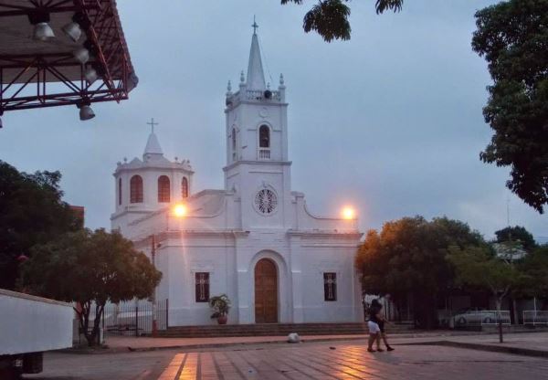 Plaza de la Iglesia en Villanueva Guajira / Foto:  Villanueva-mía