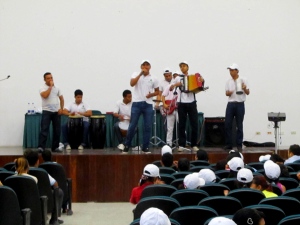 Grupo de jóvenes artistas tocando en la UPC