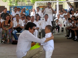 Gustavo Gutiérrez recibe un regalo en el Colegio Villa Corelca