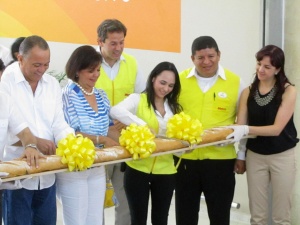 Inauguración de Metro Mayales con el alcalde Fredys Socarrás (izqda.)