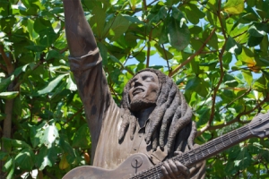 La estatua de Bob Marley en Kingston