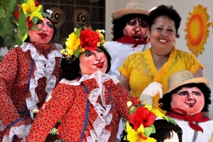 Leonor Villa Durán frente a la Casa más festivalera