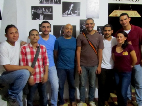 Deiler Díaz (en el centro) y los actores del colectivo Maderos Teatro