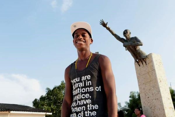 El rapero Kwa Mina ante el monumento de Benkos Biohó en Palenque 