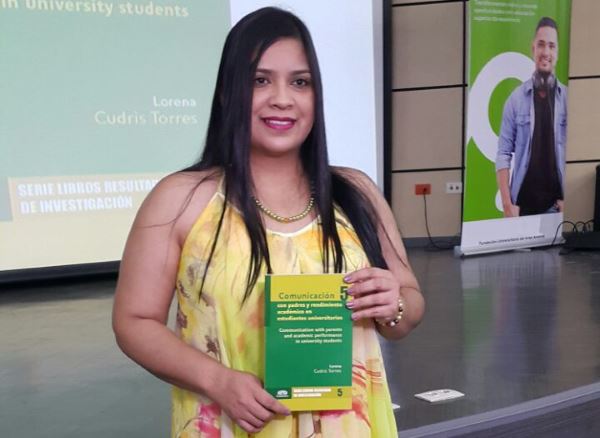 La psicóloga y docente cesarense Lorena Cudris Torres en la presentación de su libro 