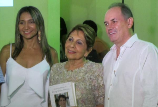 Mary Daza Orozco (centro) junto con la periodista Ana María Ferrer y el gobernador Franco Ovalle 