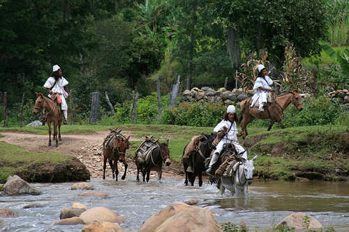 Indígenas arhuacos cruzando el río en Pueblo Bello / Foto: pueblobello-cesar.gov.co/