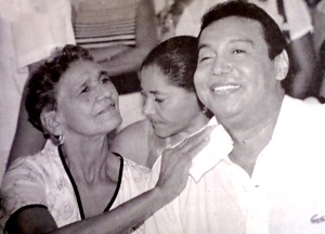 Diomedes Díaz junto con su madre Elvira Maestre