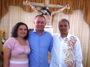 José Atuesta Mindiola (dcha.) junto con su esposa Belkys Salas (izqda.) y el alcalde de Valledupar (centro)