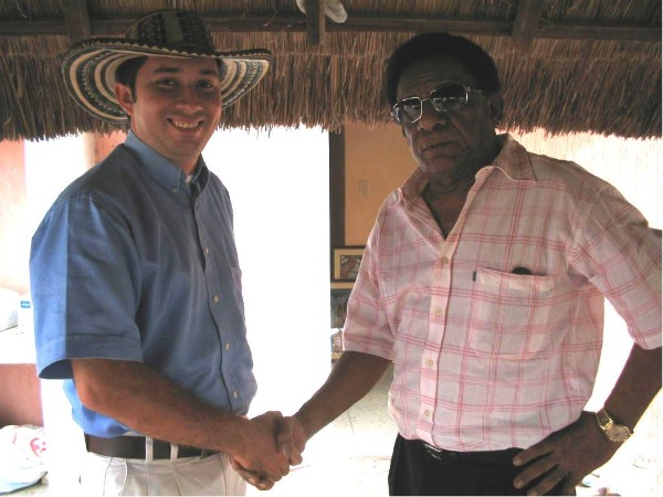El periodista Frank Acuña junto a Calixto Ochoa El periodista Frank Acuña junto a Calixto Ochoa