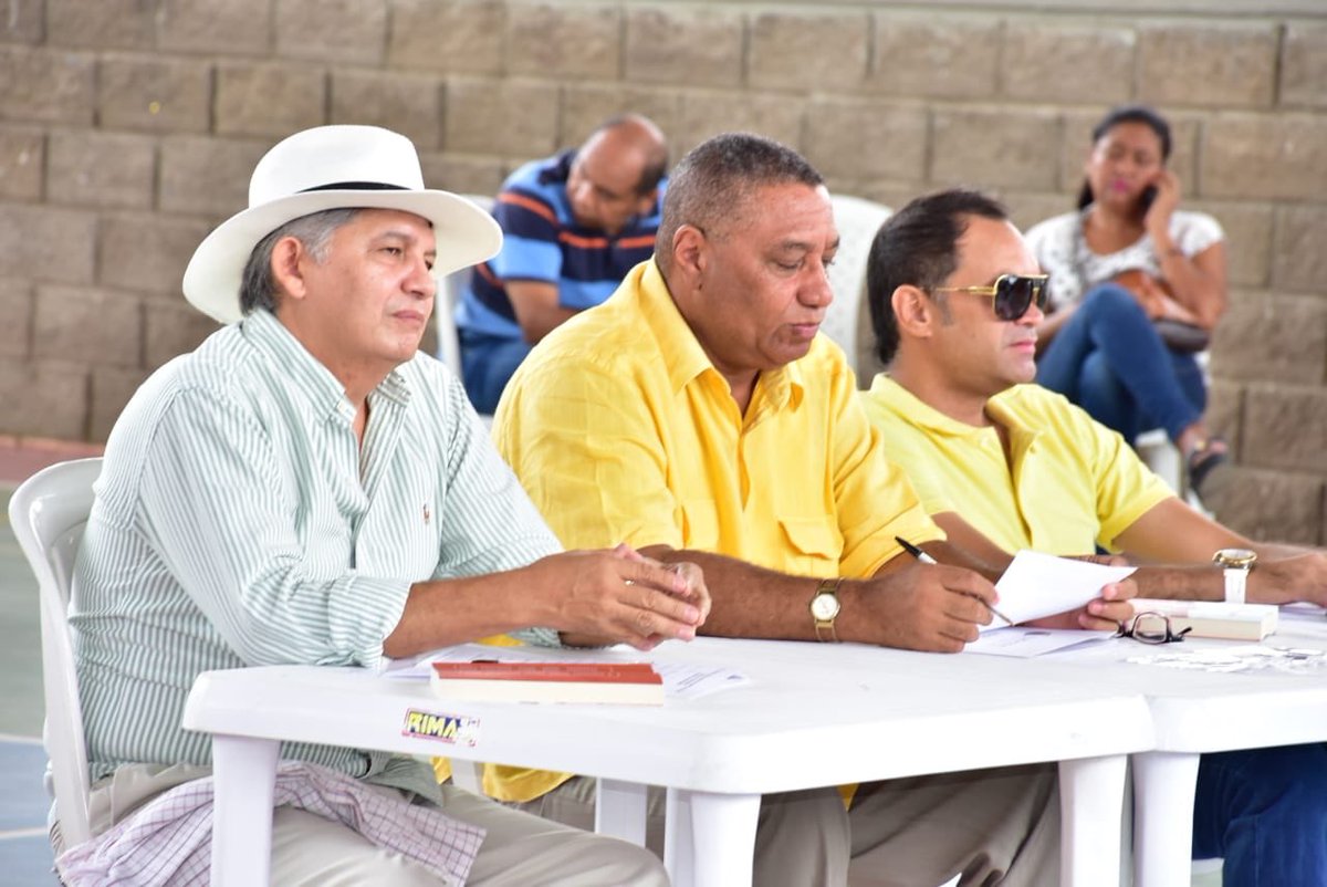 El jurado del Festival intercolegial de Música vallenata (Juan Cataño Bracho en el centro) / Foto: Comfacesar El jurado del Festival intercolegial de Música vallenata (Juan Cataño Bracho en el centro) / Foto: Comfacesar