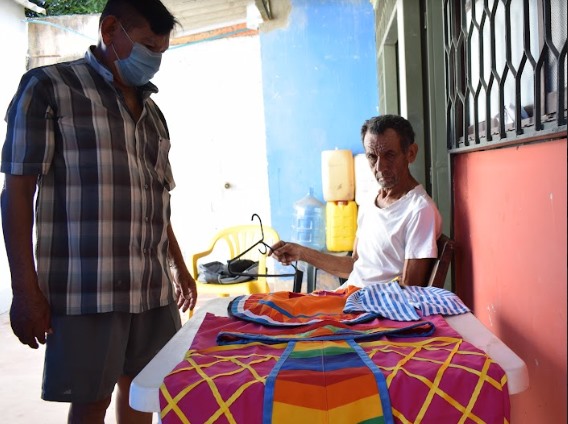 Edigar Salazar enseña su disfraz de faraón. Luis Tiberio lo acompaña / Foto: Alex Gutiérrez Edigar Salazar enseña su disfraz de faraón. Luis Tiberio lo acompaña / Foto: Alex Gutiérrez