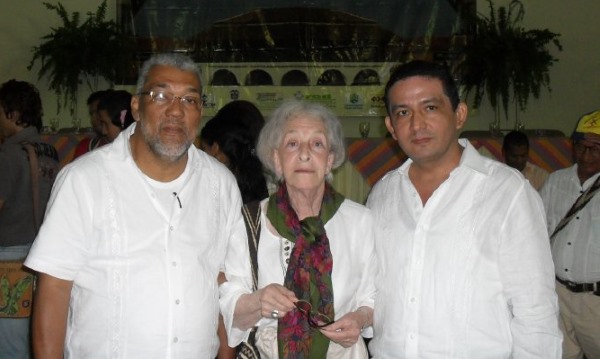La poeta uruguaya Ida Vitale junto a los escritores cesarenses Diógenes Armando Pino Ávila y Pedro Olivella / Foto: archivo particular de Diógenes Armando Pino Ávila La poeta uruguaya Ida Vitale junto a los escritores cesarenses Diógenes Armando Pino Ávila y Pedro Olivella / Foto: archivo particular de Diógenes Armando Pino Ávila