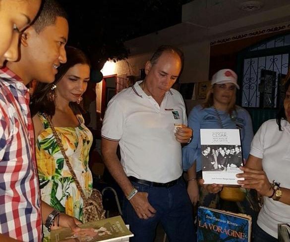 María Victoria Celedón en compañía del gobernador Franco Ovalle en un reparto de cuentos y libros María Victoria Celedón en compañía del gobernador Franco Ovalle en un reparto de cuentos y libros