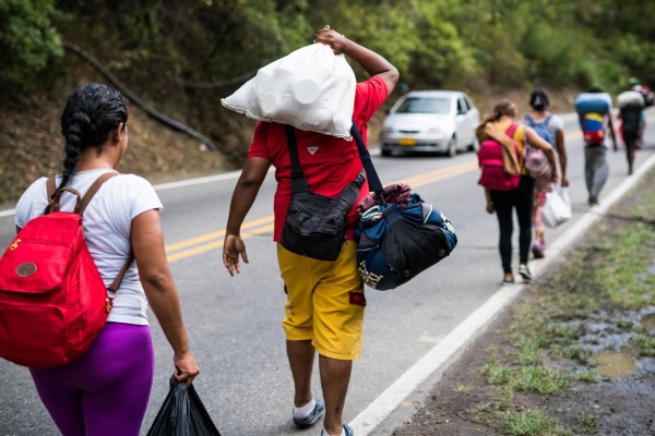 Migrantes venezolanos caminando por las carreteras de Colombia / Foto: Human Rights Watch 