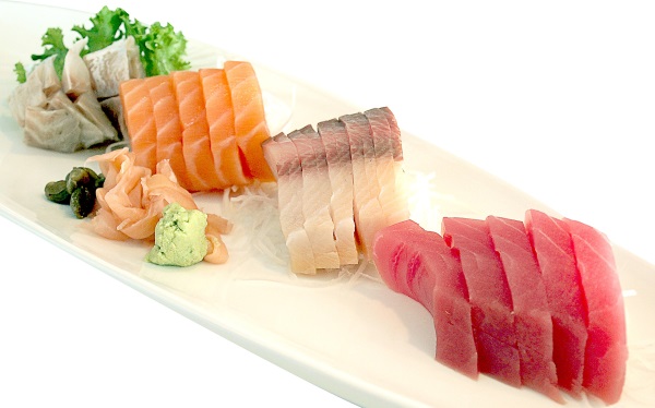 Sashimi de atún y salmón acompañado del picante wasabi Sashimi de atún y salmón acompañado del picante wasabi