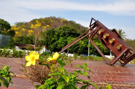El cerro de Hurtado visto desde la plaza del Pedazo de acordeón / Foto: archivo PanoramaCultural.com.co El cerro de Hurtado visto desde la plaza del Pedazo de acordeón / Foto: archivo PanoramaCultural.com.co