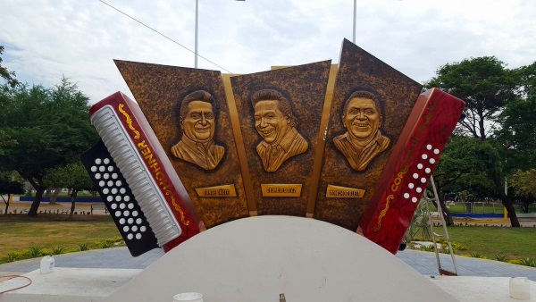 Monumento a los tres grandes del Vallenato en Valledupar Monumento a los tres grandes del Vallenato en Valledupar