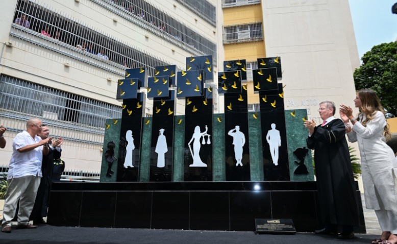 La Alcaldía de Valledupar inauguró monumento en homenaje a víctimas del Holocausto del Palacio de Justicia