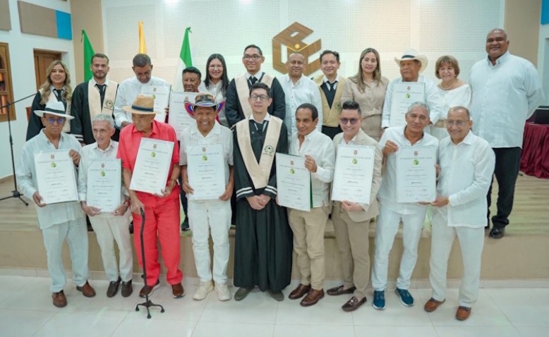 La Universidad Popular del Cesar vistió de toga a los juglares del vallenato
