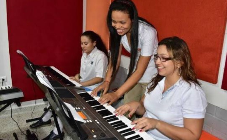 Descubre ESFACOM: la escuela donde la creatividad del Cesar cobra vida con ritmo, color y talento