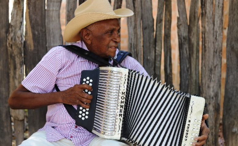 Para Náfer Durán, dejar de tocar su acordeón es morir en vida